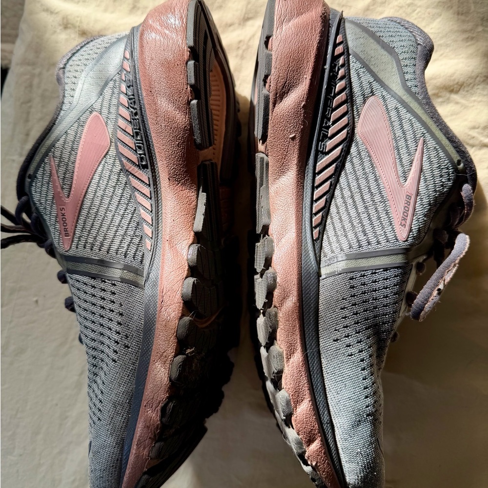 Brooks Women's Shoes in Gray and Pink GTS XX size 9